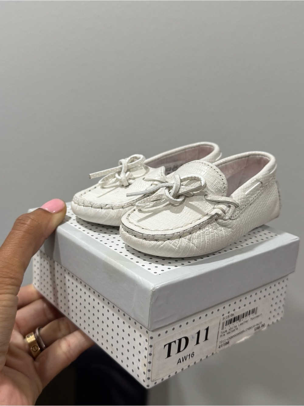 💯 % AUTH Tod's Baby Ivory Croc-Embossed Leather Moccasin Loafers size 3